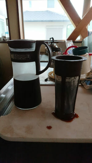 ハリオの水出しコーヒーポットからストレーナーを取り外しました