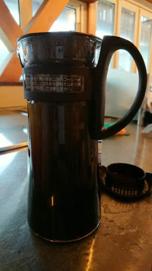 ハリオの水出しコーヒーポットに水を注ぐ
