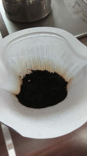 アイスコーヒーをドリップ急冷して作りましたー少しづつお湯を注いで蒸らします。