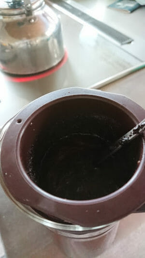 水出しコーヒーの作り方Bitterなアイスコーヒーの粉を入れてかき混ぜる