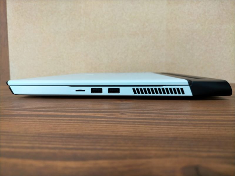 ALIENWARE m15R3右側面