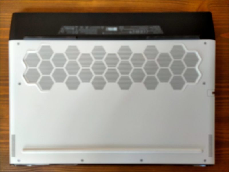 ALIENWARE m15R3底面