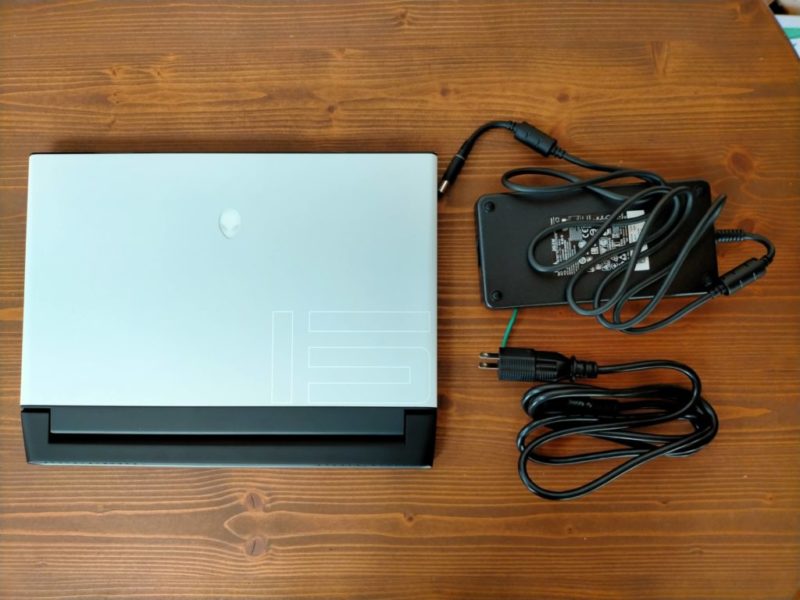 ALIENWARE m15R3と電源アダプター